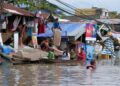 SUKARELAWAN membantu penduduk yang terperangkap di kawasan banjir di daerah Naga di Filipina.-AFP