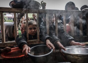 KANAK-kanak Palestin berkumpul di sebuah sekolah kerajaan di Rafah, di selatan Gaza untuk mendapatkan makanan.- AFP