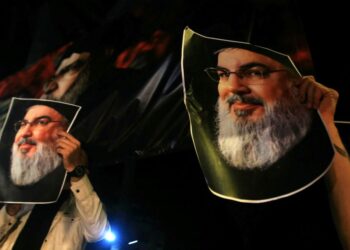 PENUNJUK perasaan memegang potret Hassan Nasrallah semasa demonstrasi di bandar Sidon, selatan Lubnan selepas pembunuhan pemimpin Hezbollah itu.- AFP