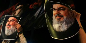 PENUNJUK perasaan memegang potret Hassan Nasrallah semasa demonstrasi di bandar Sidon, selatan Lubnan selepas pembunuhan pemimpin Hezbollah itu.- AFP