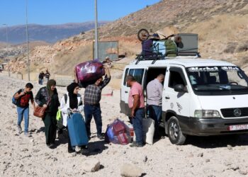 PENDUDUK memunggah barangan ke dalam sebuah van untuk melarikan diri daripada serangan pengeboman Israel di Lubnan.- AFP