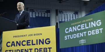 PRESIDEN AS, Joe Biden bercakap mengenai pelepasan hutang pinjaman pelajar di Kolej Teknikal Kawasan Madison di Madison, Wisconsin, pada 8 April lepas.- AFP