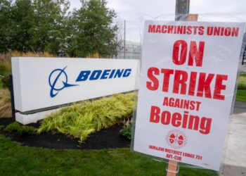 PAPAN tanda mogok diletak di luar kilang Boeing di Renton, Washington di AS.-AFP