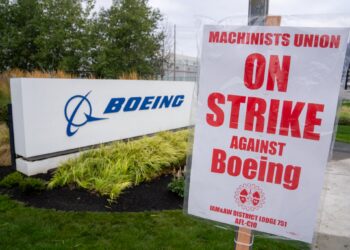 PAPAN tanda mogok diletak di luar kilang Boeing di Renton, Washington di AS.-AFP