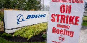 PAPAN tanda mogok diletak di luar kilang Boeing di Renton, Washington di AS.-AFP