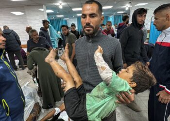 SEORANG lelaki warga Palestin mendukung kanak-kanak yang cedera dalam pengeboman Israel di Hospital Kamal Adwan di Beit Lahia di utara  Gaza.-AFP