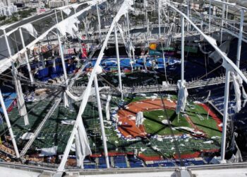 PEMANDANGAN dari udara menunjukkan bumbung Tropicana Field yang musnah akibat Taufan Milton membadan St. Petersburg di Florida, kelmarin.- AFP