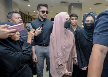 Pelakon, Aliff Aziz (dua kiri) bersama Ruhainies (tiga kiri) hadir di kompleks mahkamah bagi prosiding berhubung kes tangkap khalwat mereka pada Mac lalu di Mahkamah Tinggi Syariah di sini, hari ini. GAMBAR: FARIZ RUSADIO