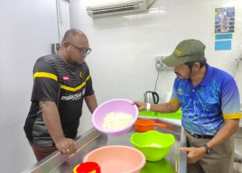 MOHD. Uzir Mahidin (kanan) melihat pembuatan keju susu kerbau dihasilkan Menamah Agrojaya sambil diberikan penjelasan oleh Pengurusnya, Khairul Izzat Amir Ismail di Kampung Padang Gaong, Ulu Melaka, Langkawi.