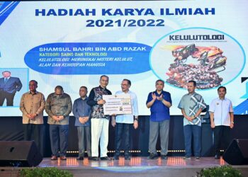 Anwar Ibrahim (lima dari kiri) menyampaikan anugerah kepada Shamsul Bahri Abd Razak dalam Majlis Bulan Bahasa Kebangsaan 2024,  DBP yang menobatkan buku Kelulutologi - Merungkai Misteri Kelulut, Alam dan Kehidupan Manusia,
dalam kategori Karya Ilmiah Terbaik (kategori Sains dan Teknologi) di Ipoh baru-baru ini.