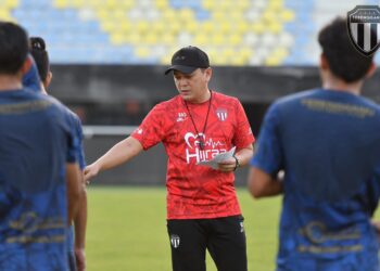 BADRUL Afzan ketika mengendalikan sesi latihan Terengganu FC (TFC) selepas dilantik sebagai pengurus sementara TFC.