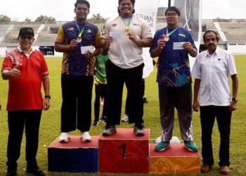 SHAHIDAN KASSIM (kiri) bersama antara pemenang pada Kejohanan Olahraga Terbuka Perlis Cahya Mata Sarawak Super Series 5 di Kompleks Tuanku Syed Putra di Kangar, Perlis semalam.