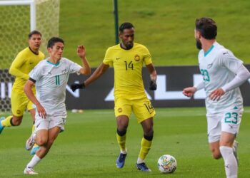 SYAMER Kutty Abba mengawal bola dalam aksi menentang New Zealand di Stadium North Harbour.-IHSAN FAM