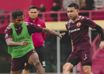 PEMAIN Selangor FC menjalani latihan menjelang perlawanan menentang PDRM FC, malm ini.