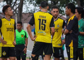 YUSRI memberi arahan kepad apemain ketika Perak FC menentang Sabah FC di Stadium Majlis Perbandaran Manjung pada Sabtu lalu.-IHSAN Perak FC