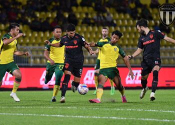 ANTARA aksi Terengganu FC (TFC) menentang Kedah Darul Aman (KDA FC) di Stadium Darul Aman, semalam. - IHSAN TFC