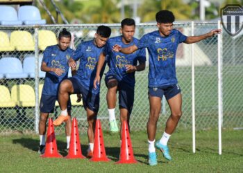 PEMAIN Terengganu FC menjalani latihan akhir semalam sebagai persiapan untuk menentang Perak FC dalam saingan Liga Super di Stadium Majlis Perbandaran Manjung, petang ini.- IHSAN TERENGGANU FC.