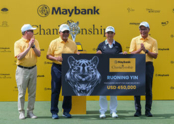 YIN Ruoning (dua dari kanan) ketika majlis penyampaian hadiah Kejohanan Golf Maybank 2024 di Kuala Lumpur Golf & Country Club (KLGCC), hari ini. - IHSAN FB FADILLAH YUSOF