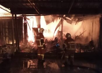 ANGGOTA bomba memadam kebakaran empat unit rumah kedai di Jalan Kampung Naga di Pekan Kepala Batas, Jitra di Kubang Pasu.