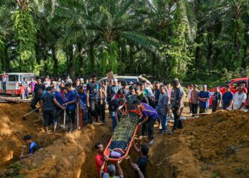 JENAZAH seorang daripada mangsa kemalangan dikebumikan di Tanah Perkuburan Islam Kampung Payang Kayu, Hulu Terengganu, hari ini. - UTUSAN/PUQTRA HAIRRY ROSLI