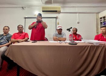 ABU Bakar Hamzah (tiga dari kiri) berucap pada Majlis Pengumuman Calon Layak Bertanding Pemilihan Bersatu yang diadakan di The Zuley Heritage Hotel, Kuala Perlis, Perlis, semalam. -UTUSAN/ASYRAF MUHAMMAD