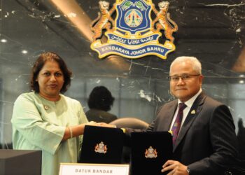 MOHD. NOORAZAM Osman bertukar dokumen dengan Pemegang Amanah Social Hero Foundation, V. Thanam pada Majlis Menandatangani MoU Pengurusan Anjing Kawasan MBJB di Menara MBJB, Johor Bahru.