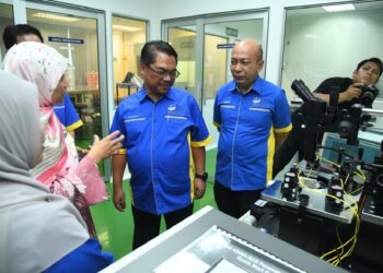 MUSTAPHA Sakmud dan Zaliman Sauli meninjau Pusat Kecemerlangan Latihan Teknologi Semikonduktor selepas Sesi 'Talk To Us' Bersama Timbalan Menteri Pendidikan Tinggi di Dewan Ilmu, Universiti Malaysia Perlis (Unimap), Arau, Perlis semalam.-UTUSAN/IZLIZAN OTHMAN