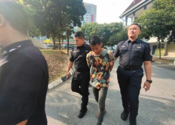 AMRAN Yap diringi anggota polis ketika tiba di Kompleks Mahkamah Seremban di Seremban hari ini. - UTUSAN /NUR SHARIEZA ISMAIL