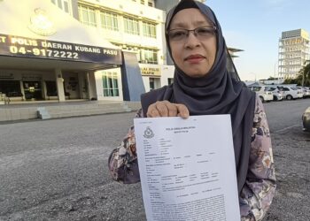 ZURAINI Kamal menunjukkan laporan polis dibuatnya terhadap seorang pelajar universiti yang didakwa menipu di IPD Kubang Pasu.