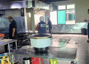 PEGAWAI PKD Kuala Muda melakukan pemeriksaan di bahagian dapur premis makanan yang tular kerana menjual telur masin mengandungi ulat di Sungai Petani. - IHSAN JABATAN KESIHATAN