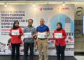 Majlis Pelancaran Buku Panduan Penggunaan Perkhidmatan Rel Pertama di Malaysia oleh Rapid Rail disempurnakan oleh Amir Hamdan, Ketua Pegawai Eksekutif Rapid Rail Sdn Bhd (baju biru) dan Ahmad Radhi Maarof, Timbalan Ketua Pengarah (Pembangunan),Agensi Pengangkutan Awam Darat (APAD)