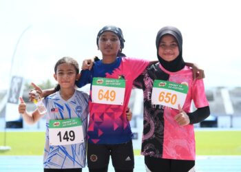 NAYLA Kamelia Mohd. Razif,9, (kiri) menduduki tempat ketiga bagi acara 80 meter bawah 10 tahun selain muncul juara bagi acara lompat jauh dalam Kejohanan Olahraga Terbuka Perlis Cahya Mata Sarawak Super Series 5 di Kompleks Tuanku Syed Putra di sini, hari ini.-UTUSAN/IZLIZAN OTHMAN