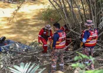 ANGGOTA bomba menghentikan operasi membantu polis mencari jasad Sabari Baharom yang tidak ditemukan di Sungai Padang Terap. - UTUSAN/ SHAHIR NOORDIN