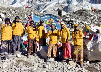 PENDAKI dari Terengganu memakai kain batik dan semutar semasa menawan Everest Base Camp di Kathmandu, Nepal, Selasa lalu. – GAMBAR IHSAN/MUHAMMAD RAFI KORI