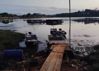 KEADAAN Tasik Raban di Lenggong yang surut sehingga menjejaskan penternak ikan sangkar di tasik itu.