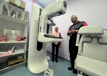 HARI Ram Ramayya menunjukkan 
mesin memogram 3D Digital Tomosintesis dengan biopsi yang disediakan di Hospital Pakar KPJ Perlis di Kangar, Perlis hari ini.-UTUSAN/MOHD HAFIZ ABD. MUTALIB