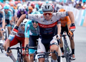 Pelumba JCL Team Ukyo, Matteo Malucelli mengepak tangan sejurus digarisan penamat pada perlumbaan Le Tour de Langkawi 2024 peringkat kelapan di Bintulu. UTUSAN /SHIDDIEQIIN ZON