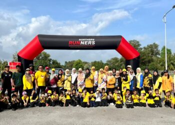 NOR Zaitun Ibrahim bergambar bersama antara peserta dan ibu bapa dari murid pra sekolah bersempena Fly High Fun Run Sekolah Tengku Budriah (STB) di Kompleks Sukan Tuanku Syed Faizuddin Putra, Universiti Teknologi Mara (UiTM) cawangan Perlis, Arau, Perlis hari ini.-UTUSAN/MOHD. HAFIZ ABD. MUTALIB