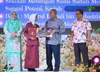 MUHAMMAD Sanusi Md. Nor menyampaikan Anugerah Khas Kanak-Kanak Negeri Kedah 2024 kepada pelajar Sekolah Menengah Sains Sultan Mohamad Jiwa, Mia Qaisara Munirul Hamdi, 16, pada Sambutan Hari Kanak-Kanak, Hari OKU dan Hari Warga Emas peringkat negeri di Dewan Seri Mentaloon, Alor Setar.