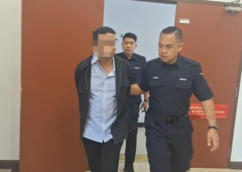 INDIVIDU bergelar Datuk ditahan polis di luar Mahkamah Sesyen Shah Alam, Selangor semalam. – utusan/ISKANDAR SHAH MOHAMED