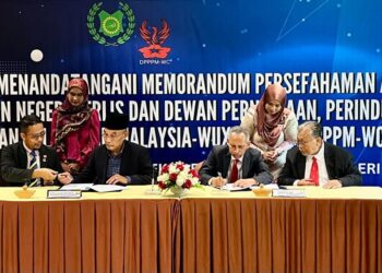 MOHD. Shukri Ramli (duduk, dua dari kiri) sewaktu menandatangani MoU antara kerajaan negeri dan Dewan Perniagaan, Perindustrian dan Pelaburan Malaysia-Wuxi, China (DPPPM-WC) di Dewan Serbaguna, Kompleks Dewan Undangan Negeri (DUN), Kangar, Perlis, semalam.-UTUSAN/ASYRAF MUHAMMAD