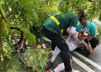 KEADAAN Syed Saddiq Syed Abdul Rahman selepas terlanggar dahan pokok tumbang ketika menyertai kejohanan Ironman Malaysia di Langkawi.