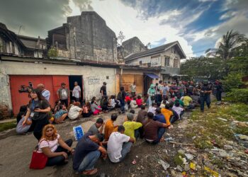 SERAMAI 58 warga asing ditahan JIM dalam serbuan pusat persundalan dekat Jalan Kem, Pelabuhan Klang, di Klang, Selangor, hari ini. - UTUSAN / SADDAM YUSOFF