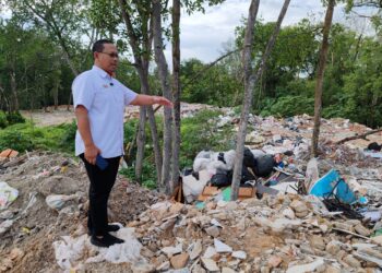 SUHAIZAN KAYAT  menunjukkan sampah yang dibuang di Kampung Tuah Jaya, Taman Perling.