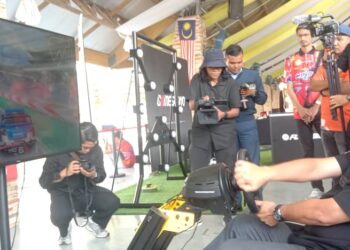 ADLY Zahari mencuba salah satu permainan sukan elektronik pada perasmian Pertandingan e-sports Sekolah Dalam Kem ATM di Pangkalan TLDM Lumut, hari ini. - UTUSAN/SHAMSUL KAMAL AMARUDIN