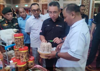 ADLY Zahari (tiga dari kanan) melawat reruai pameran produk jualan usahawan PUVET ATM di sebuah hotel di Sungai Petani, hari ini.