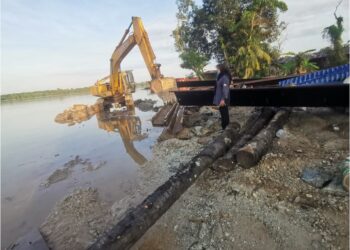 SHUHAILA Ahmad Jamlos meninjau kerja-kerja pembinaan benteng pemecah ombak di Kampung Lorong Kalat, Batak Rabit di Teluk Intan. – UTUSAN/AIN SAFRE BIDIN