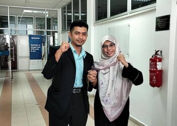 MUHAMMAD Zaki Omar (kiri) dan isteri, Masyitah Md Hassan di Mahkamah Sesyen Kuala Kangsar dilepas dan dibebaskan daripada pertuduhan menyebar berita palsu mengenai kematian anggota polis akibat vaksin Covid-19, tiga tahun lalu.  UTUSAN