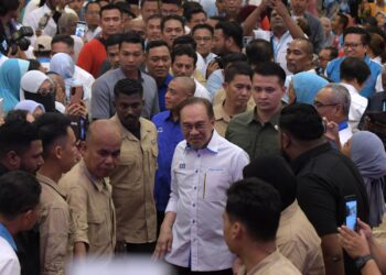 ANWAR Ibrahim (tengah) disambut ahli PKR pada Konvensyen PKR Perak di Ipoh hari ini. - UTUSAN/UTUSAN/ZULFACHRI ZULKIFLI