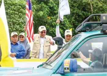 ANWAR Ibrahim melepaskan peserta Rainforest Challenge (RFC) Madani Care for Nature di Taman Eko Rimba Kledang Saiong, di Ipoh, semalam. Turut kelihatan, Menteri Besar Perak, Datuk Seri Saarani Mohamad (kiri). – UTUSAN/MUHAMAD NAZREEN SYAH MUSTHAFA